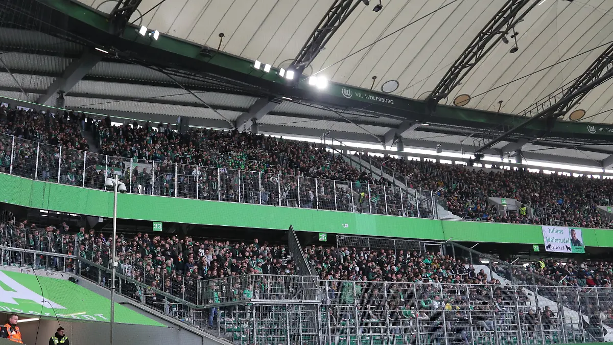 21-03-26-Volkswagen-Arena-Wolfsburg-GER-1-FBL-Wolfsburg-vs-SV-Werder-Bremen-im-Bild-picture-shows-Fahnen-Banner-Stimmung-Emotionen-Fans-supporters-leere-Gaestkurve-derSV-Werder-Bremen-Fans-supporters-Foto-nordphoto-GmbH-Tauchnitz-DFB-REGULATIONS-PROHIBIT-ANY-USE-OF-PHOTOGRAPHS-AS-IMAGE-SEQUENCES-AND-OR-QUASI-VIDEO