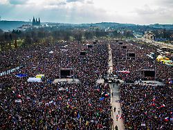 Geringere Verteidigungsausgaben: Zehntausende Tschechen demonstrieren gegen ihre Regierung