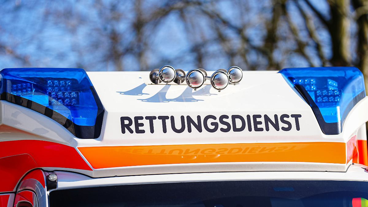 Fußballtor stürzt um - Junge stirbt