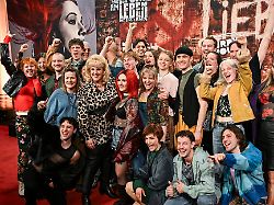 Berlin & Brandenburg: Begeisterter Applaus für Musicalpremiere "Wir sind am Leben"