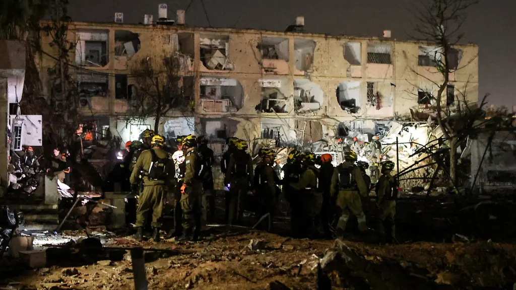 Israeli-soldiers-work-at-the-scene-of-damage-after-Iranian-missile-barrages-struck-Dimona-amid-the-U-S-Israel-conflict-with-Iran-in-southern-Israel-March-21-2026-REUTERS-Ilan-Assayag-ISRAEL-OUT