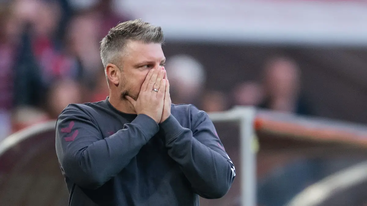 21-03-2026-Nordrhein-Westfalen-Koeln-Fussball-Maenner-Bundesliga-1-FC-Koeln-Borussia-Moenchengladbach-27-Spieltag-RheinEnergieStadion-Trainer-ukasz-Kwasniok-1-FC-Koeln-reagiert-an-der-Seitenlinie-Foto-Marius-Becker-dpa-WICHTIGER-HINWEIS-Gemaess-den-Vorgaben-der-DFL-Deutsche-Fussball-Liga-bzw-des-DFB-Deutscher-Fussball-Bund-ist-es-untersagt-in-dem-Stadion-und-oder-vom-Spiel-angefertigte-Fotoaufnahmen-in-Form-von-Sequenzbildern-und-oder-videoaehnlichen-Fotostrecken-zu-verwerten-bzw-verwerten-zu-lassen
