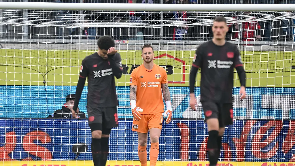 21-03-2026-Baden-Wuerttemberg-Heidenheim-Fussball-Maenner-Bundesliga-1-FC-Heidenheim-Bayer-Leverkusen-27-Spieltag-Voith-Arena-Malik-Tillman-l-r-Bayer-04-Leverkusen-Torwart-Mark-Flekken-Bayer-04-Leverkusen-und-Patrik-Schick-Bayer-04-Leverkusen-reagieren-unzufrieden-nach-dem-1-2-Foto-Harry-Langer-dpa-WICHTIGER-HINWEIS-Gemaess-den-Vorgaben-der-DFL-Deutsche-Fussball-Liga-bzw-des-DFB-Deutscher-Fussball-Bund-ist-es-untersagt-in-dem-Stadion-und-oder-vom-Spiel-angefertigte-Fotoaufnahmen-in-Form-von-Sequenzbildern-und-oder-videoaehnlichen-Fotostrecken-zu-verwerten-bzw-verwerten-zu-lassen