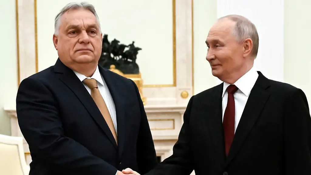 Der-russische-Praesident-Wladimir-Putin-r-und-der-ungarische-Ministerpraesident-Viktor-Orban-schuetteln-sich-waehrend-ihres-Treffens-im-Senatspalast-des-Kremls-in-Moskau-die-Haende