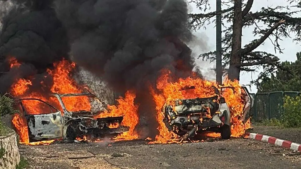 Zwei-Fahrzeuge-gehen-nach-Raketenangriff-auf-Israels-Norden-in-Flammen-auf-Mindestens-ein-Mensch-wurde-getoetet-Bei-einem-Raketenangriff-auf-den-Norden-Israels-ist-nach-Angaben-von-Sanitaetern-mindestens-ein-Mensch-getoetet-worden-Zwei-Fahrzeuge-seien-bei-dem-Vorfall-an-Israels-Grenze-zum-Libanon-ausgebrannt-teilte-der-Rettungsdienst-Magen-David-Adom-mit