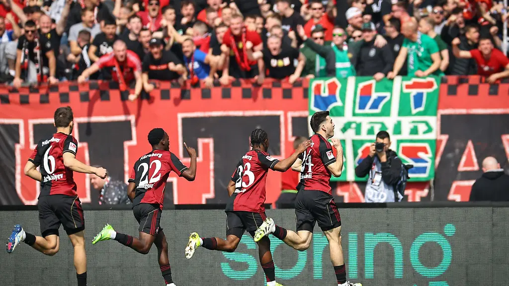 Nuernberg-jubelt-nach-dem-Fuehrungstreffer-durch-Luka-Lotschoshwili