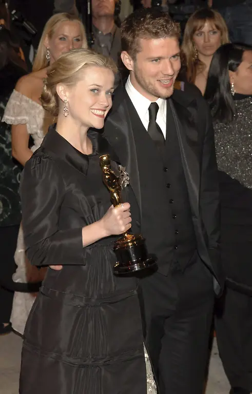 ARCHIV-Reese-Witherspoon-haelt-ihren-Oscar-neben-ihrem-Ehemann-Ryan-Philippe-bei-einer-Party-in-Hollywood-nach-der-Preisverleihung-Archivfoto-vom-05-03-2006-Reese-Witherspoon-31-und-Schauspieler-Ryan-Phillippe-33-sind-nun-offiziell-geschieden-Wie-die-US-Zeitschrift-People-am-Mittwoch-berichtete-muessen-die-beiden-Schauspieler-aber-noch-Sorgerechts-und-Unterhaltsfragen-klaeren-Sie-wollten-sich-das-Sorgerecht-fuer-Tochter-Ava-7-und-Sohn-Deacon-3-teilen-hiess-es-Witherspoon-hatte-vor-wenigen-Monaten-vor-Gericht-beantragt-ihrem-kuenftigen-Ex-Mann-keinen-Unterhalt-zahlen-zu-muessen-Vor-einem-Jahr-reichte-sie-die-Scheidung-ein