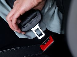 Sachsen-Anhalt: Unfall ohne Gurt: Junge Männer schwer verletzt