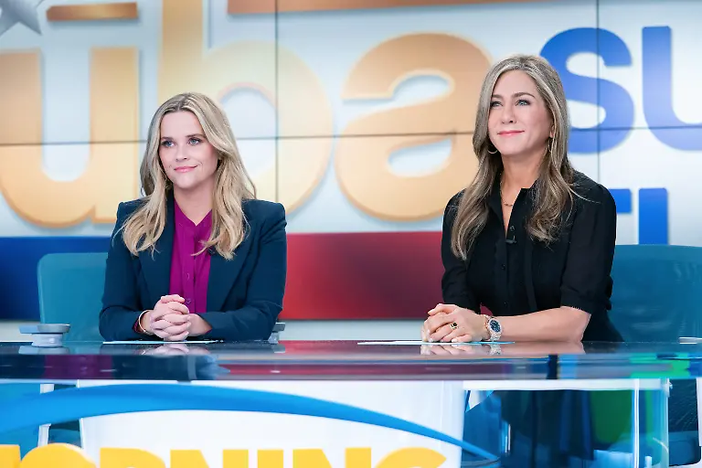 HANDOUT-Jennifer-Aniston-r-und-Reese-Witherspoon-in-einer-Szene-aus-der-zweiten-Staffel-der-The-Morning-Show-Die-vierte-Staffel-von-The-Morning-Show-ist-seit-17-September-auf-Apple-TV-abrufbar