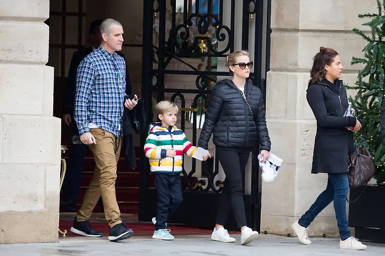 Reese-Witherspoon-her-husband-Jim-Toth-and-their-son-Tennessee-James-leaving-Ritz-Hotel-for-Galerie-Lafayette-on-November-24-2017-in-Paris-France-Photo-by-Nasser-Berzane-ABACAPRESS