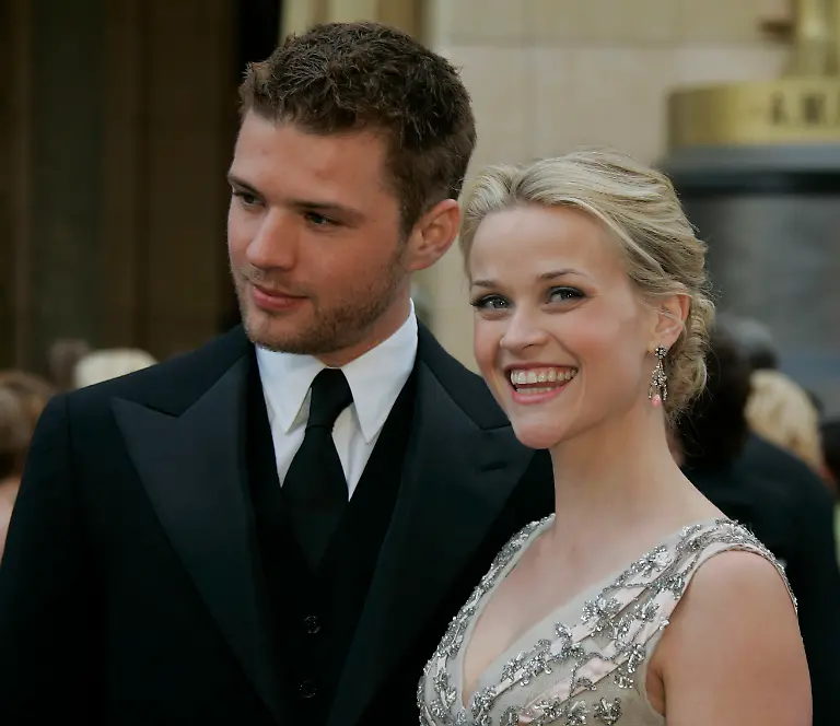 Reese-Witherspoon-arrives-with-her-husband-Ryan-Phillippe-to-the-78th-Academy-Awards-Sunday-March-5-2006-in-Los-Angeles