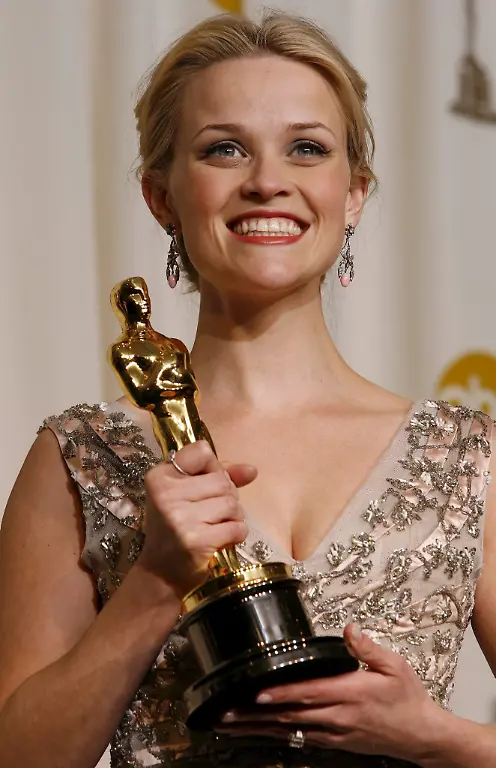 Actress-Reese-Witherspoon-reacts-as-she-poses-with-her-Oscar-for-Performance-by-an-Actress-in-a-leading-Role-for-her-performance-in-the-film-Walk-the-Line-at-the-78th-annual-Academy-Awards-in-Hollywood-California-Sunday-05-March-2006
