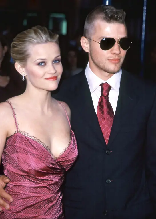 Die-amerikanische-Schauspielerin-Reese-Witherspoon-mit-Ryan-Philippe-am-26-6-2001-bei-der-Premiere-ihres-Films-Legally-Blonde-in-Los-Angeles