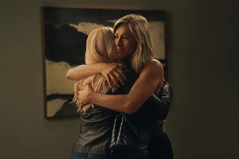 HANDOUT-Jennifer-Aniston-r-und-Reese-Witherspoon-in-einer-Szene-aus-der-vierten-Staffel-der-The-Morning-Show-Die-vierte-Staffel-von-The-Morning-Show-ist-seit-17-September-auf-Apple-TV-abrufbar