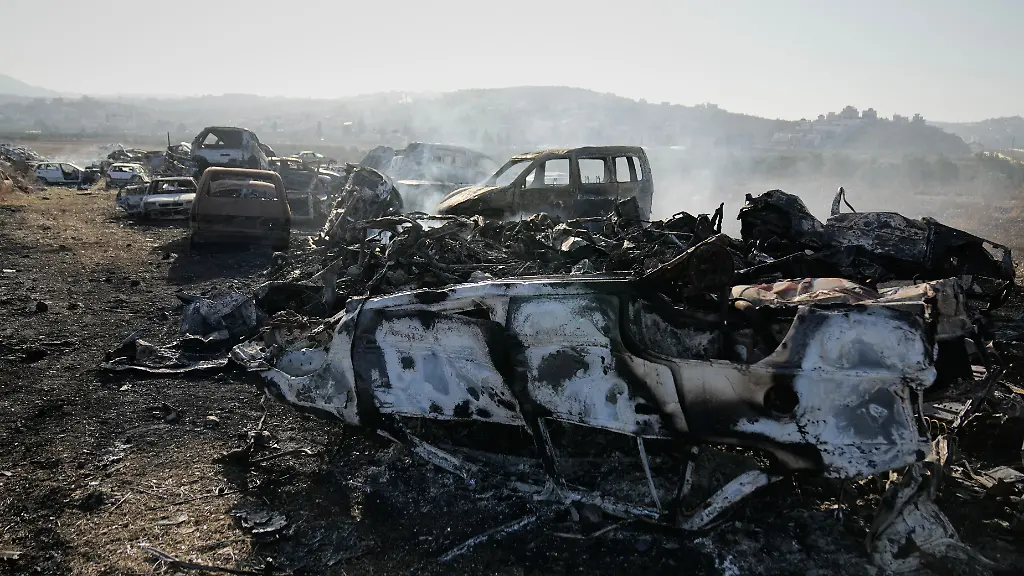 Rauch-steigt-von-verbrannten-Autos-auf-einem-Schrottplatz-auf-den-israelische-Siedler-in-der-Nacht-zuvor-in-der-Stadt-Hawara-nahe-Nablus-im-Westjordanland-angezuendet-haben
