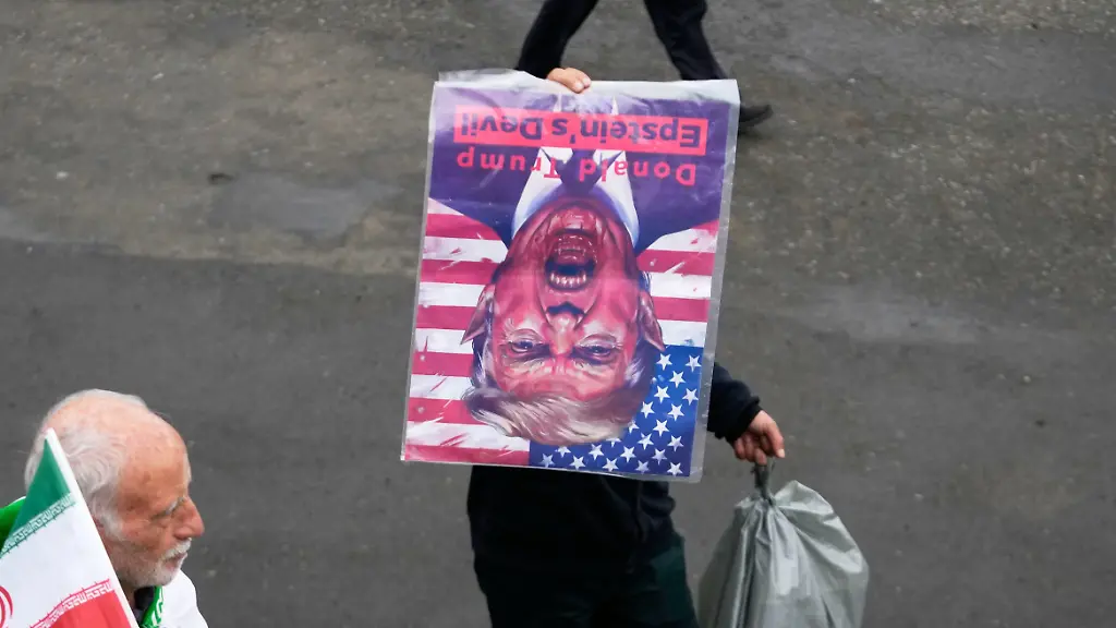 Ein-Mann-haelt-ein-Bild-von-US-Praesident-Trump-nach-dem-Freitagsgebet-in-der-Grossen-Imam-Khomeini-Moschee-in-der-iranischen-Hauptstadt