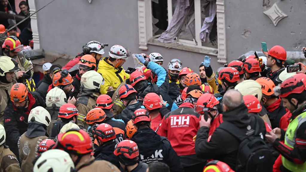 Gas-explosion-collapses-two-buildings-in-Istanbuls-Fatih-district-ISTANBUL-TURKIYE-MARCH-22-Emergency-teams-conduct-search-and-rescue-operations-after-two-buildings-collapse-following-a-natural-gas-explosion-in-Ayvansaray-neighborhood-of-Fatih-district-in-Istanbul-Turkiye-on-March-22-2026-Isa-Terli-Anadolu-Istanbul-Turkey-Editorial-use-only-Please-get-in-touch-for-any-other-usage