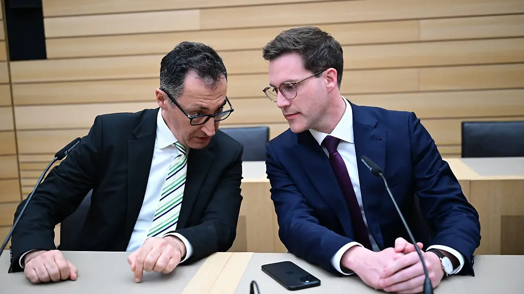 Sprechen-mit-ihren-Teams-nun-auch-offiziell-miteinander-Cem-Oezdemir-l-und-Manuel-Hagel