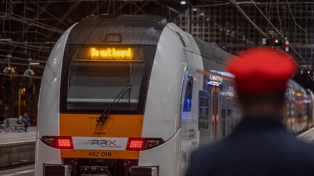 Do-not-board-steht-in-der-Anzeiges-eines-Rhein-Ruhr-Express-RRX-am-Bahnsteig-im-Koelner-Hauptbahnhof-Der-Koelner-Hauptbahnhof-wird-in-der-Nacht-von-Freitag-27-September-auf-Samstag-28-September-fuer-den-Zugverkehr-voll-gesperrt-Grund-fuer-die-Beeintraechtigung-sind-Arbeiten-an-den-neuen-Elektronischen-Stellwerken