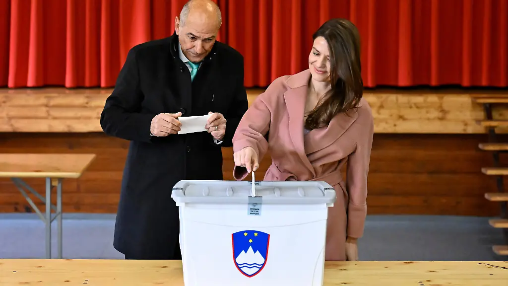 22-03-2026-Slowenien-Arnace-Der-ehemalige-slowenische-Ministerpraesident-Janez-Jansa-links-und-seine-Frau-Urska-Bacovnik-Jansa-geben-ihre-Stimme-ab