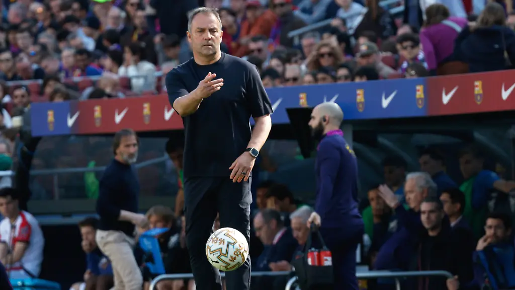 Fussball-Maenner-Primera-Division-Spanien-FC-Barcelona-Rayo-Vallecano-Barcelonas-Cheftrainer-Hansi-Flick-gibt-den-Ball-zurueck