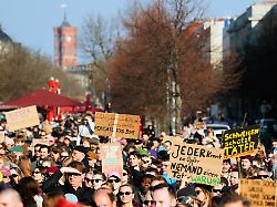 Moderatorin kritisiert Politik: Tausende Berliner folgen Demo-Aufruf von Collien Fernandes
