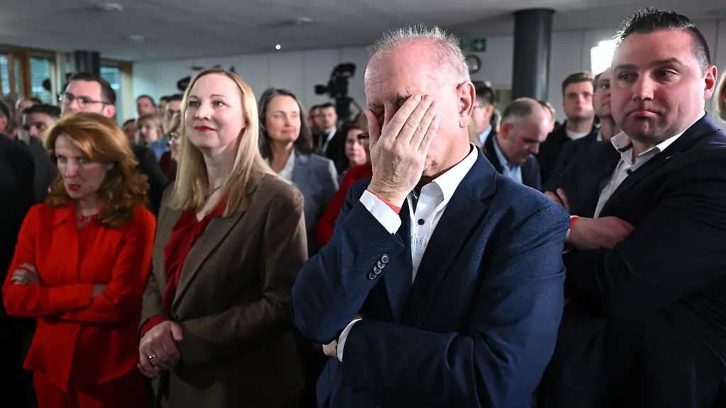 Anhaenger-der-SPD-warten-auf-die-Prognose-zum-Ergebnis-der-Landtagswahl-in-Rheinland-Pfalz-Am-Sonntag-wird-in-Rheinland-Pfalz-ein-neuer-Landtag-gewaehlt