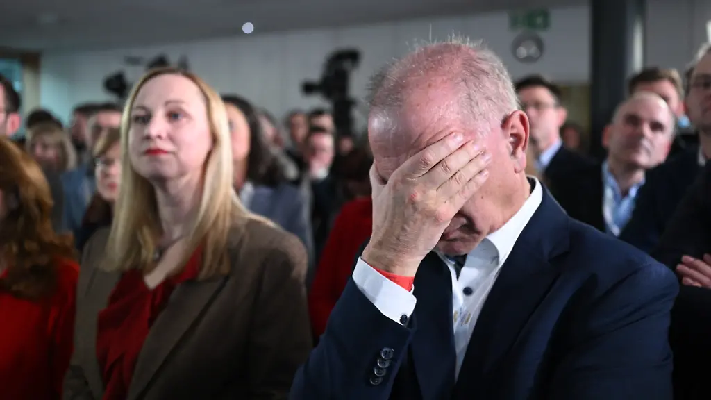Anhaenger-der-SPD-reagieren-bei-der-Prognose-zum-Ergebnis-der-Landtagswahl-in-Rheinland-Pfalz-Am-Sonntag-wurde-in-Rheinland-Pfalz-ein-neuer-Landtag-gewaehlt