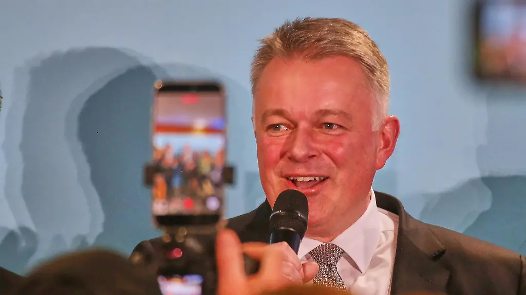 Mainz-Rheinland-Pfalz-Deutschland-Abgeordnetenhaus-Landtagswahl-2026-Gordon-Schnieder-spricht-auf-der-CDU-Wahlparty-nach-den-ersten-Prognosen