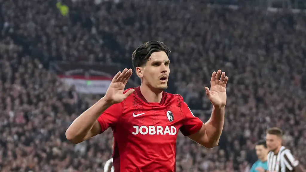 Igor-Matanovic-SC-Freiburg-31-verzichtet-gegen-seinen-ehemaligen-Verein-auf-Torjubel-Emotionen-Torschuss-Abschluss-Torerfolg-Tor-Treffer-Deutschland-Fussball-1-Bundesliga-27-Spieltag-2025-2026-FC-St-Pauli-vs-SC-Freiburg-22-03-2026-Millerntor-Stadion-Hamburg-Deutschland-DFL-REGULATIONS-PROHIBIT-ANY-USE-OF-PHOTOGRAPHS-AS-IMAGE-SEQUENCES-AND-OR-QUASI-VIDEO