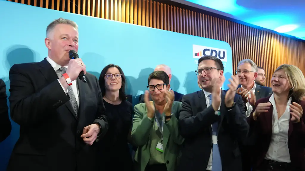 Gordon-Schnieder-Spitzenkandidat-der-CDU-bei-der-Landtagswahl-in-Rheinland-Pfalz-spricht-zu-seinen-Anhaengern-nach-den-ersten-Hochrechnungen-und-gewonnen-Wahl-auf-der-CDU-Wahlparty-bei-der-Landtagswahl-2026-in-Rheinland-Pfalz-Mainz-22-03