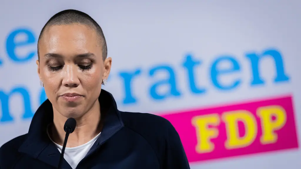 Nicole-Buettner-FDP-Generalsekretaerin-aeussert-sich-in-der-Bundesgeschaeftsstelle-der-FDP-nach-den-ersten-Zahlen-zur-Landtagswahl-in-Rheinland-Pfalz-Am-22-Maerz-fand-in-Rheinland-Pfalz-die-Landtagswahl-statt