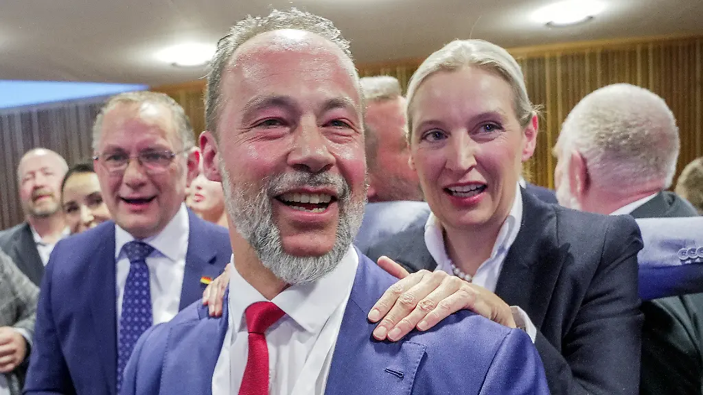 Jan-Bollinger-AfD-Spitzenkandidat-seiner-Partei-und-Alice-Weidel-AfD-Vorsitzende-der-AfD-Bundestagsfraktion-bei-der-Wahlparty-der-AfD-im-Abgeordnetenhaus-Links-steht-Tino-Chrupalla-AfD-Vorsitzender-der-AfD-Bundestagsfraktion-Am-Sonntag-hat-in-Rheinland-Pfalz-die-Landtagswahl-stattgefunden