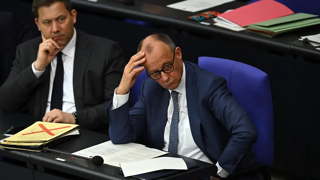 Bundeskanzler-Friedrich-Merz-r-CDU-und-Lars-Klingbeil-SPD-Bundesminister-der-Finanzen-sitzen-im-Plenum-des-Deutschen-Bundestag-nach-der-Abgabe-der-Regierungserklaerung-zum-bevorstehenden-EU-Gipfel-Auf-der-Tagesordnung-der-64-Plenarsitzung-der-21-Legislaturperiode-steht-neben-der-Regierungserklaerung-des-Bundeskanzlers-unter-anderem-eine-aktuelle-Stunde-zum-Wettbewerb-an-der-Tankstelle
