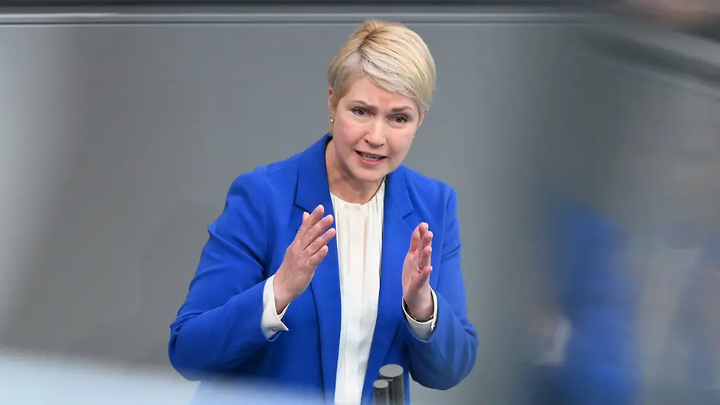 Manuela-Schwesig-SPD-Ministerpraesidentin-von-Mecklenburg-Vorpommern-spricht-waehrend-der-62-Sitzung-des-Deutschen-Bundestages-in-der-Aktuellen-Stunde-zum-Thema-Gefaehrdungen-der-digitalen-Teilhabe-Mecklenburg-Vorpommerns-Ministerpraesidentin-Manuela-Schwesig-SPD-hat-sich-nach-dem-Unfall-von-Wirtschaftsminister-Wolfgang-Blank-parteilos-bestuerzt-gezeigt