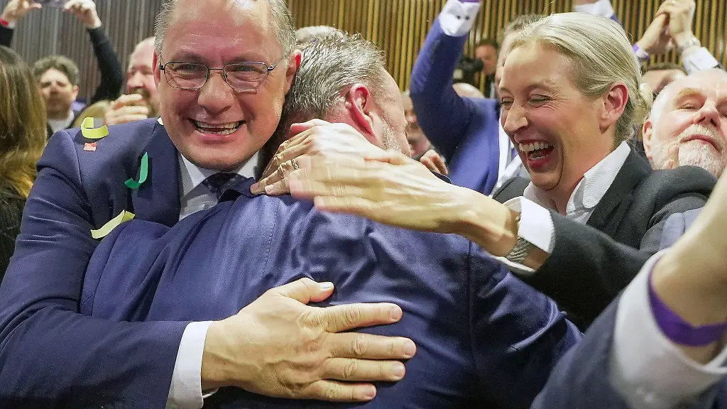 AfD-Parteichefin-Weidel-und-Co-Chef-Chrupalla-links-jubeln-mit-Spitzenkandidat-Bollinger-Mitte