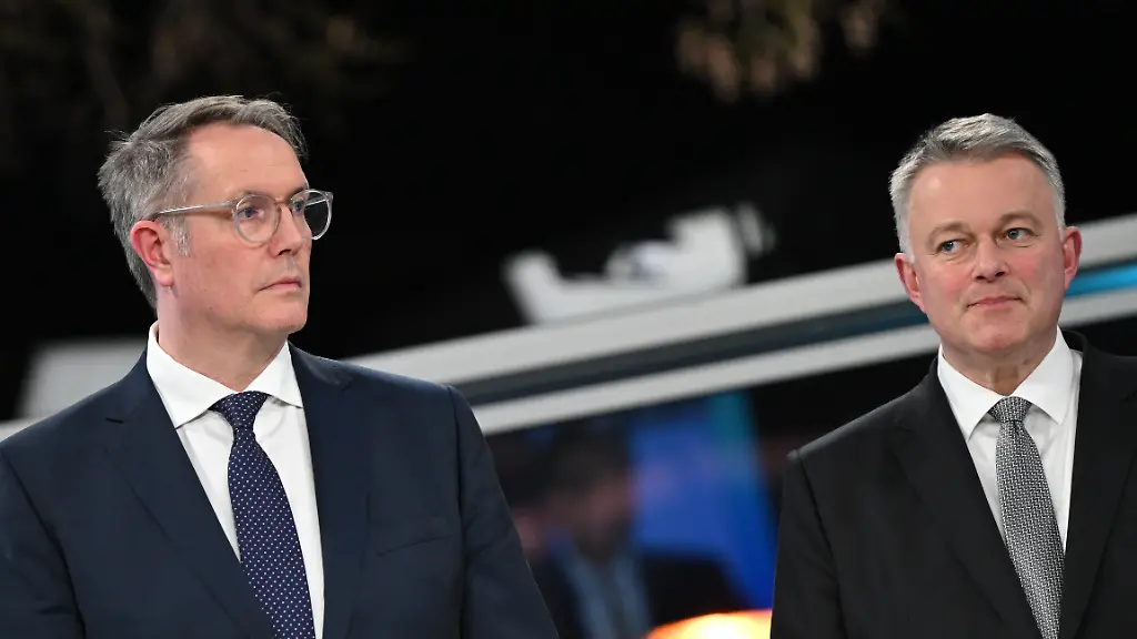 Alexander-Schweitzer-l-SPD-Ministerpraesident-von-Rheinland-Pfalz-und-Spitzenkandidat-fuer-die-Landtagswahl-und-Gordon-Schnieder-CDU-Spitzenkandidat-seiner-Partei-fuer-die-Landtagswahl-in-Rheinland-Pfalz-stehen-im-SWR-Wahlstudio-Am-Sonntag-hat-in-Rheinland-Pfalz-die-Landtagswahl-stattgefunden