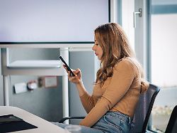 Das Handy Ist Am Arbeitsplatz Ein Leidiges Thema Ganz Verbieten Darf Der Arbeitgeber Es Aber Nur Mit Gutem Grund