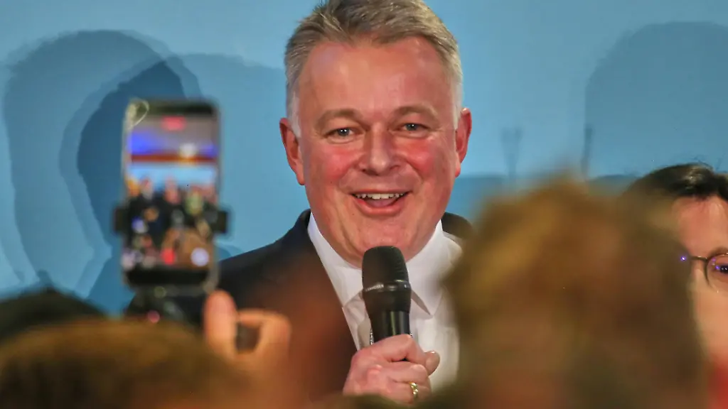 Mainz-Rheinland-Pfalz-Deutschland-Abgeordnetenhaus-Landtagswahl-2026-Gordon-Schnieder-spricht-auf-der-CDU-Wahlparty-nach-den-ersten-Prognosen
