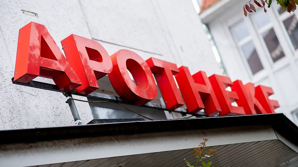 Fuer-die-Forderung-nach-mehr-Geld-gehen-in-Hannover-die-Apotheker-auf-die-Strasse