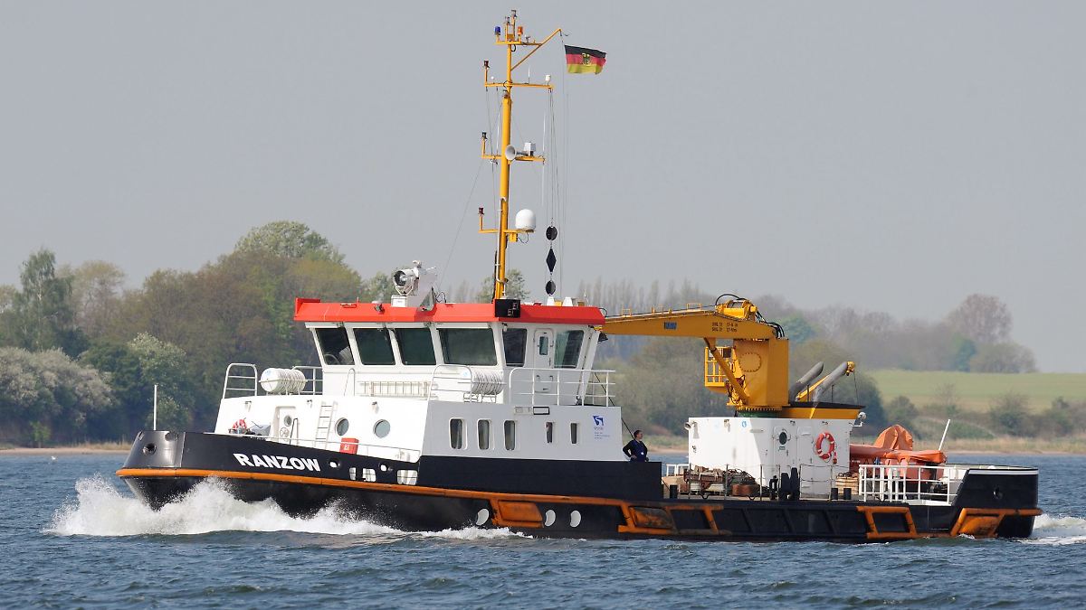 Eis ist weg - eisbrechendes Arbeitsschiff zurück von Werft