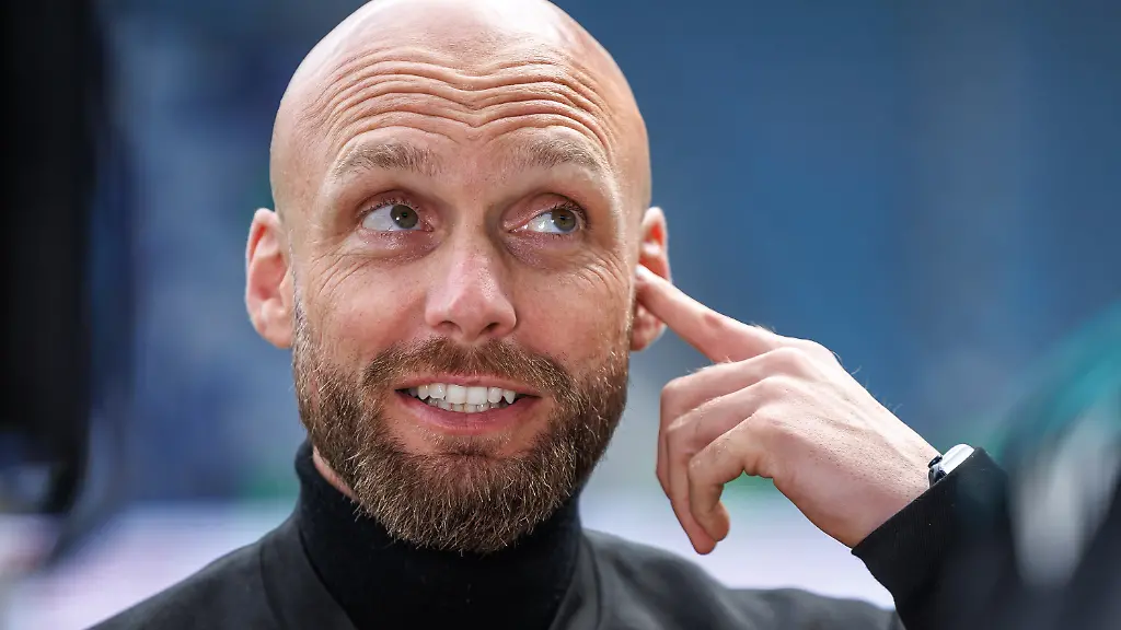 ARCHIV-05-10-2025-Sachsen-Anhalt-Magdeburg-Fussball-2-Bundesliga-1-FC-Magdeburg-SV-Elversberg-8-Spieltag-Avnet-Arena-Nils-Ole-Book-SV-07-Elversberg-spricht-im-Interview