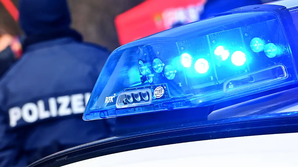 Hella-Blaulicht-von-einem-Polizeiauto-Polizeiensatz-Einsatzfahruegt-Gemeinsamen-Terrorabwehruebung-der-Bayerischen-Polizei-und-Bundeswehr-am-19-03-2026-in-Dachau-Rund-150-Polizeieinsatzkraefte-25-Feldjaeger-und-20-Kraefte-der-Berufsfeuerwehr-Muenchen-ueben-die-Zusammenarbeit-an-einem-komplexen-Anschlagsszenario-zum-Thema-Sabotage