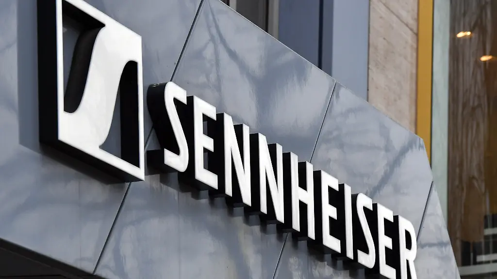 Der-Schriftzug-und-das-Logo-Sennheiser-steht-ueber-dem-Eingang-zu-einem-Geschaeft-des-Elektronikunternehmens-in-der-Tauentzienstrasse