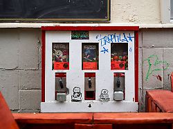 Bayern: Junge Männer sprengen Kaugummiautomaten