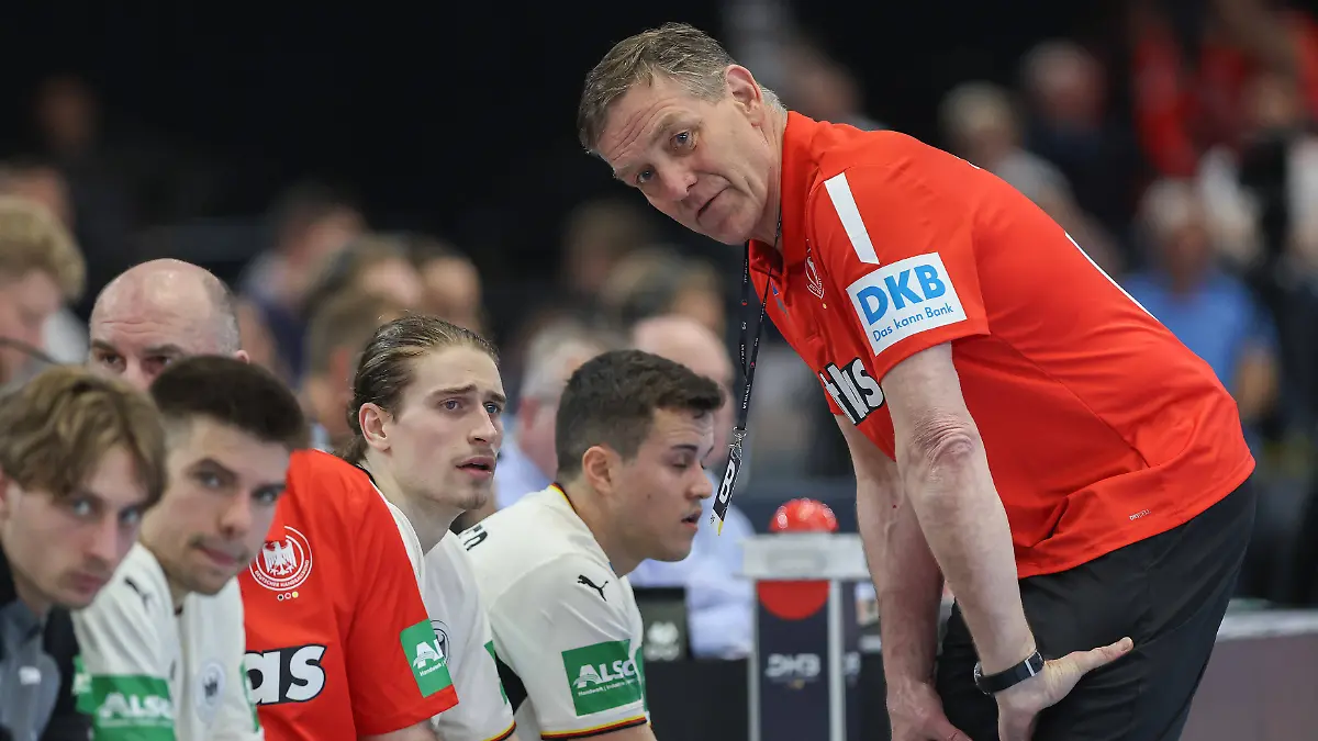 Deutschland-Aegypten-Handball-Testspiel-Trainer-Alfred-Gislason-Deutschland-und-Juri-Knorr-Deutschland-15-Handball-Laenderspiel-der-Maenner-zwischen-Deutschland-und-Aegypten-in-der-Westfalenhalle-in-Dortmund-am-19