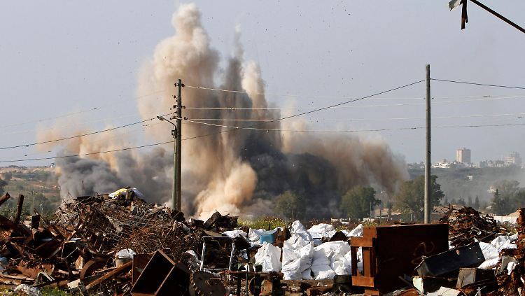 Eine riesige Rauchwolke steigt nach dem Angriff Israels über dem Gazastreifen auf.