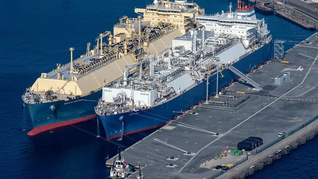 Gruenes-Licht-auch-fuer-den-dauerhaften-Betrieb-ohne-Landstromanlage-gab-es-nun-fuer-das-Ruegener-LNG-Terminal-vom-zustaendigen-Landesamt