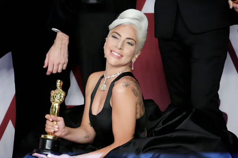 Entertainment-Themen-der-Woche-KW08-Entertainment-Bilder-des-Tages-Singer-and-actress-Lady-Gaga-poses-with-the-statuette-to-the-best-original-song-for-Shallow-from-the-movie-A-Star-is-Born-during-the-91th-Academy-Awards-in-Hollywood-California-United-States-24-February-2019
