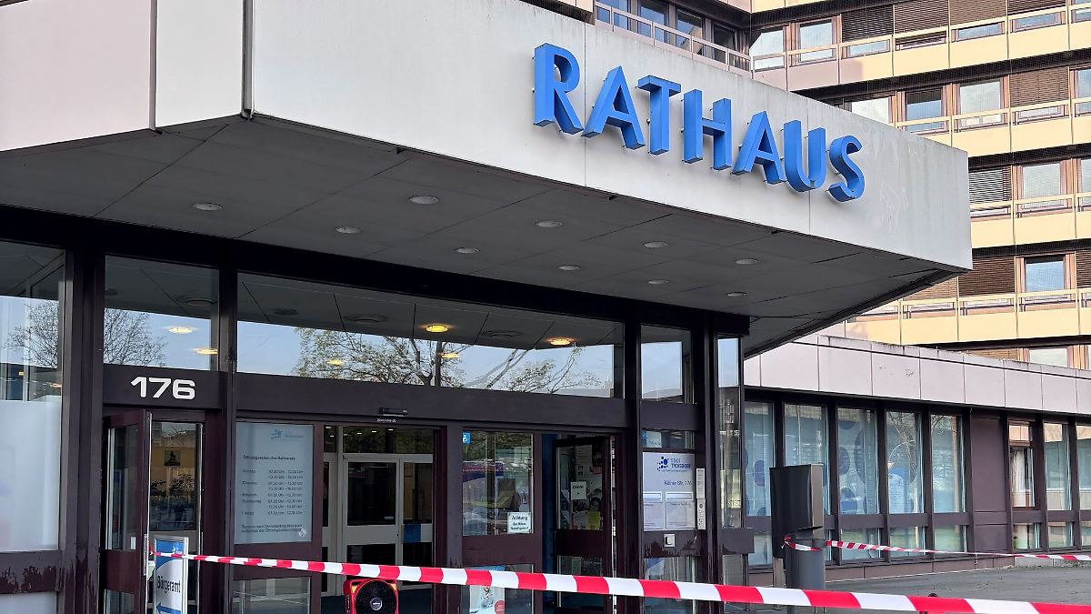 Buttersäure am Rathaus – vier Mitarbeiter im Krankenhaus